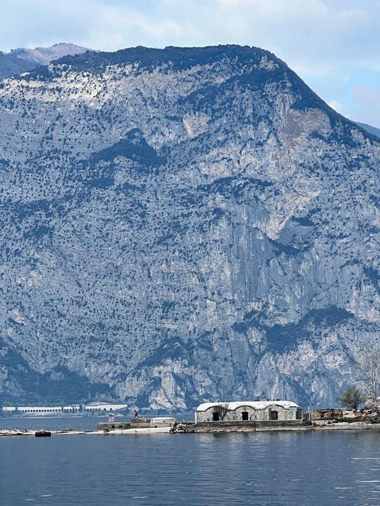Absentia 1763 Garda Boutique Home - Lake Front Brenzone sul Garda Buitenkant foto